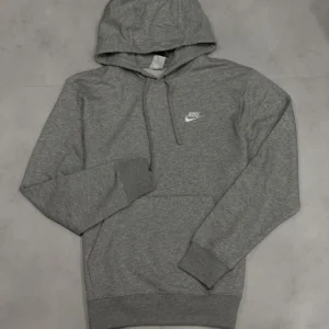 Moletom Nike Sportswaer Club (Cinza)